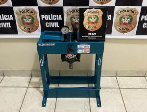 Também foi apreendida uma prensa hidráulica, seladora à vácuo e balanças de precisão utilizados para fracionar e embalar a droga.