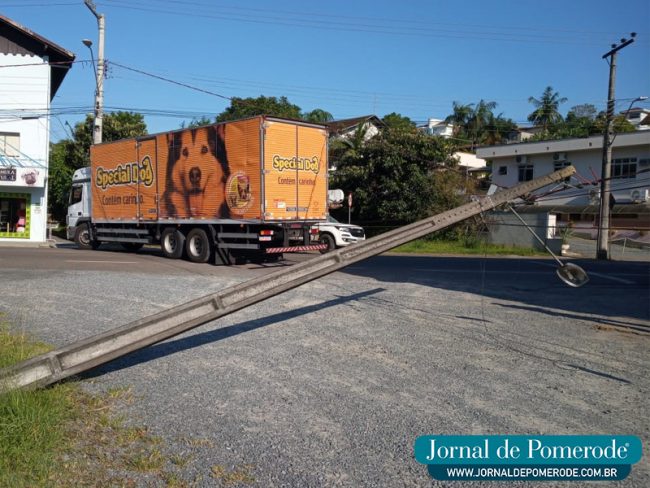 Caminhão realizava uma manobra, quando derrubou o poste