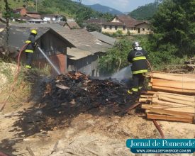 Vídeo: Bombeiros combatem incêndio em madeireira, no Ribeirão Souto