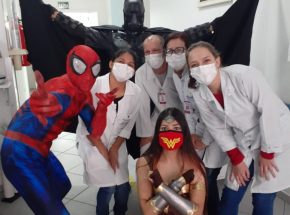 Voluntários “super-heróis” visitam Hospital Beatriz Ramos