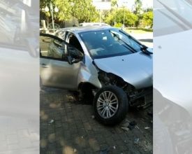 Jovem passa mal e colide carro contra monumento, em frente à Prefeitura de Blumenau