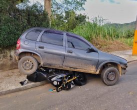 Mulher bate carro em moto que era conduzida pelo marido, em Jaraguá do Sul