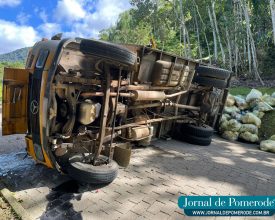 Caminhão tomba no acesso à Usina de Triagem do Samae