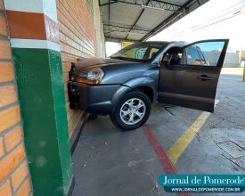 Carro colide contra parede de supermercado, no Centro de Pomerode