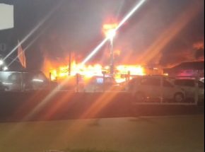 VÍDEO: Incêndio atinge revendedora de veículos e destrói cerca de 70 carros em Joinville