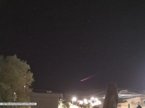 Um objeto luminoso cruzou o céu do Sul do Brasil na madrugada deste sábado, por volta das 02h30, e foi capturado pelas câmeras da estação de monitoramento em Monte Castelo - SC.