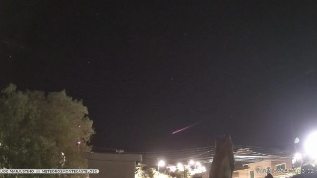 Um objeto luminoso cruzou o céu do Sul do Brasil na madrugada deste sábado, por volta das 02h30, e foi capturado pelas câmeras da estação de monitoramento em Monte Castelo - SC.