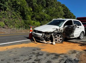 Acidente na SC-421 entre carro e caminhão