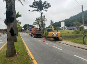 Trabalhos simultâneos da GETRAN e Secretaria de Obras bloqueiam vias na Avenida 21 de Janeiro, em Pomerode