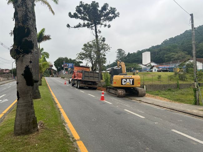Trabalhos simultâneos da GETRAN e Secretaria de Obras bloqueiam vias na Avenida 21 de Janeiro, em Pomerode