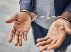 Homem é abordado por dirigir alcoolizado e acaba preso por ter mandado de prisão em aberto em Rio dos Cedros