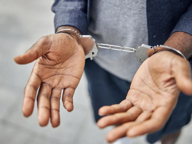 Homem é abordado por dirigir alcoolizado e acaba preso por ter mandado de prisão em aberto em Rio dos Cedros