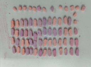 Jovem é presa por tráfico de drogas com 70 comprimidos de ecstasy e outras substâncias em Rio do Sul