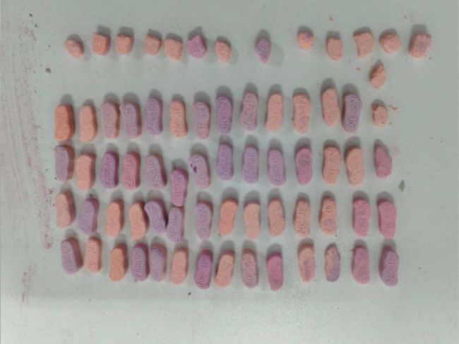 Jovem é presa por tráfico de drogas com 70 comprimidos de ecstasy e outras substâncias em Rio do Sul