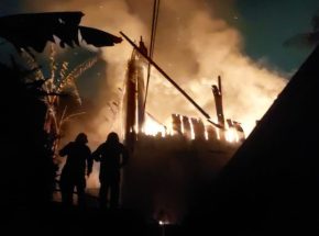 Casa é totalmente destruída após incêndio em Blumenau