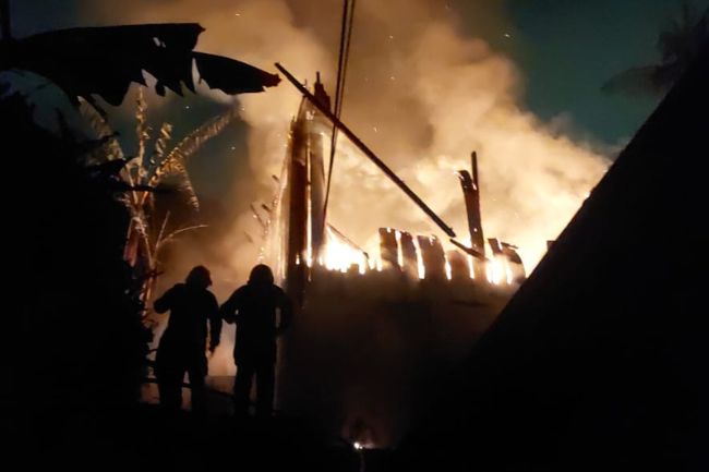 Casa é totalmente destruída após incêndio em Blumenau