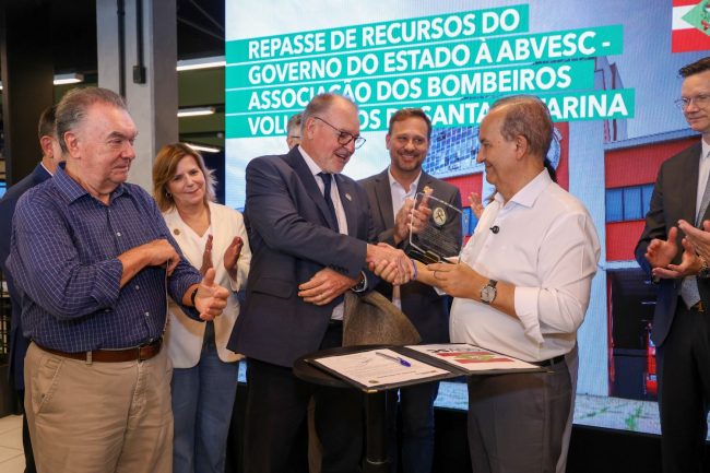 Presidente da ABVESC, Ivan Frederico Hudler, entrega placa em agradecimento ao governador Jorginho Mello