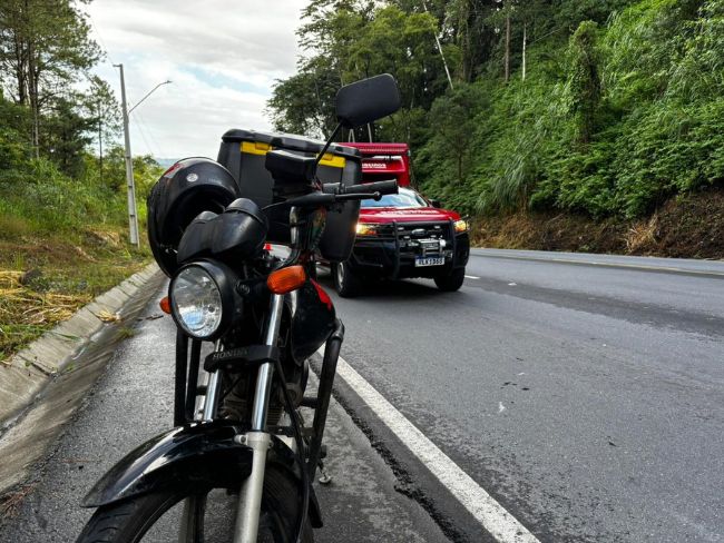 Moto colide com traseira de caminhão em Pomerode - Foto: Isadora Brehmer/Jornal de Pomerode