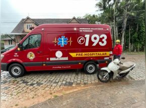 Motociclista é encaminhada ao hospital após cair de moto, em Pomerode