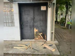Criminosos arrombam porta e furtam facção em Rio dos Cedros