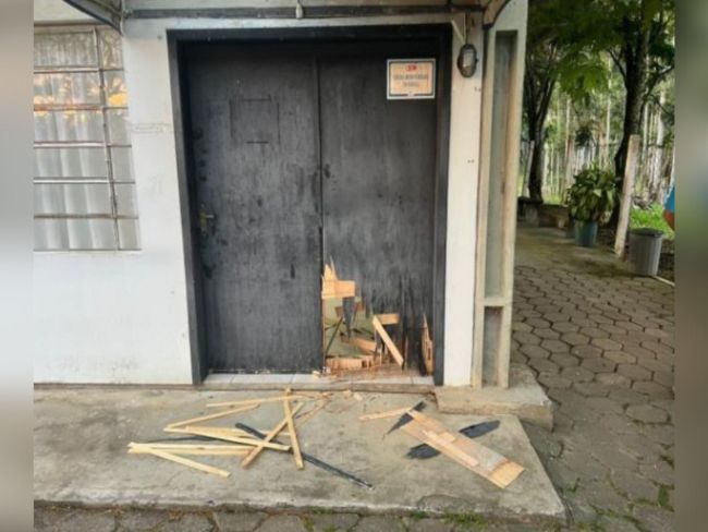 Criminosos arrombam porta e furtam facção em Rio dos Cedros