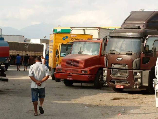Caminhoneiros devem entrar em greve nesta quinta-feira (19) em SC