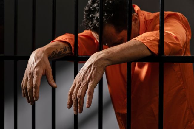 Homem é preso após ser acusado de estupro contra menor de idade, em Salete