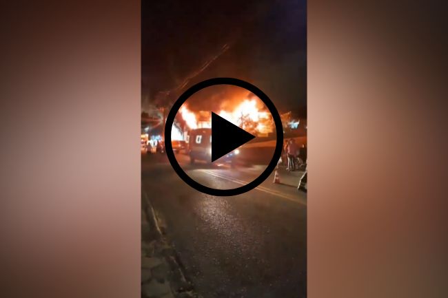 Incêndio de grandes proporções atinge loja de auto peças em Blumenau