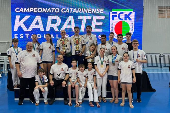 Karatecas de Pomerode voltam pra casa com 42 medalhas conquistadas no Campeonato Estadual
