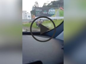 motociclista cai durante tentativa de fuga da PM no Centro de Indaial