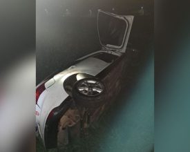 Capotamento em Brusque mobiliza bombeiros e deixa dois feridos na madrugada deste domingo