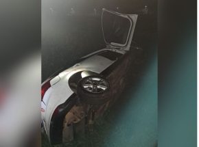 Capotamento em Brusque mobiliza bombeiros e deixa dois feridos na madrugada deste domingo