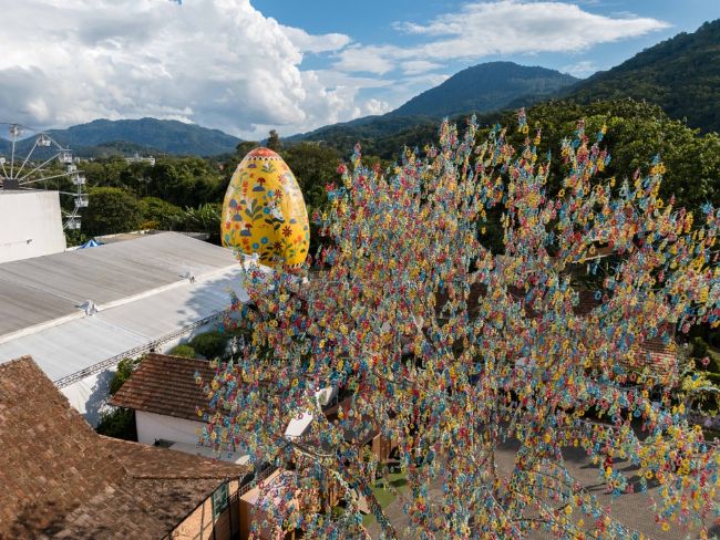Atrações gigantes de Pomerode continuam em exposição após a Páscoa
