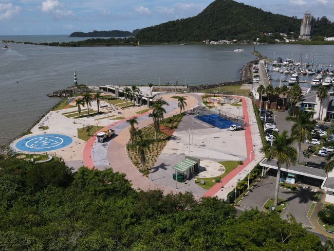 Cidade do litoral de SC recebe parque sobre as águas com quadra de padel, heliponto e mirante