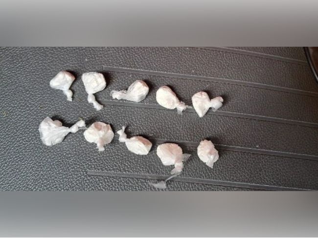 Homem é parado por usar o celular ao dirigir e acaba preso por tráfico de drogas, em Timbó