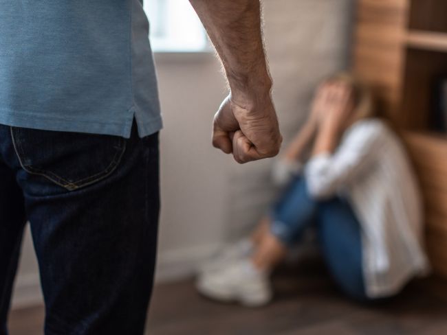 Um homem de 28 anos foi preso na noite desta segunda-feira, 27 de abril, por agredir a esposa, no bairro Rega II, em Pomerode.