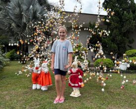 Com apenas nove anos, Júlia Steinert construiu a segunda maior Osterbaum de 2026 - Foto: Isadora Brehmer/Jornal de Pomerode