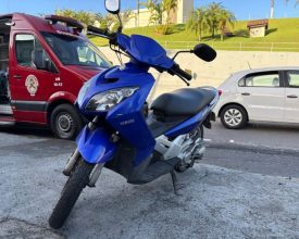 Motociclista é encaminhada ao hospital após bater contra um caminhão, em Pomerode