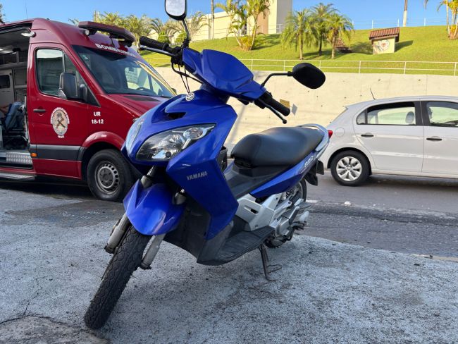 Motociclista é encaminhada ao hospital após bater contra um caminhão, em Pomerode