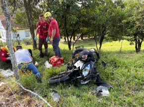 Motociclista perde o controle do veículo, atinge cerca e é encaminhado ao hospital em Pomerode