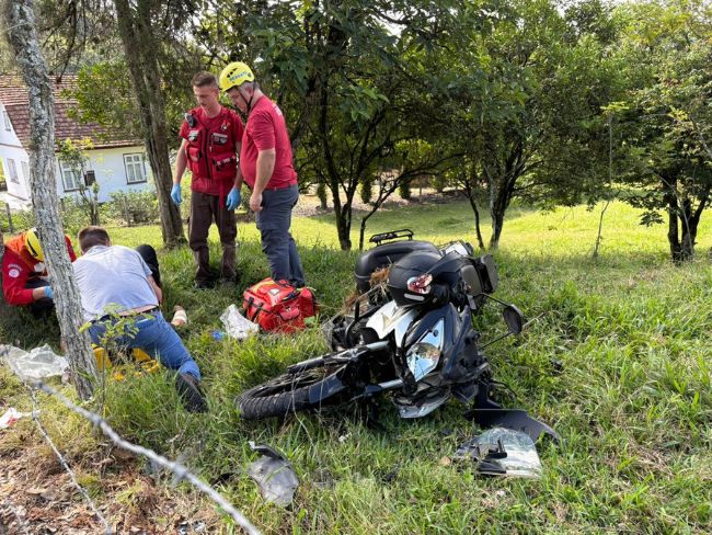 Motociclista perde o controle do veículo, atinge cerca e é encaminhado ao hospital em Pomerode