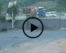Duas pessoas morrem e carro fica totalmente desfigurado em grave acidente na BR-470, em Indaial