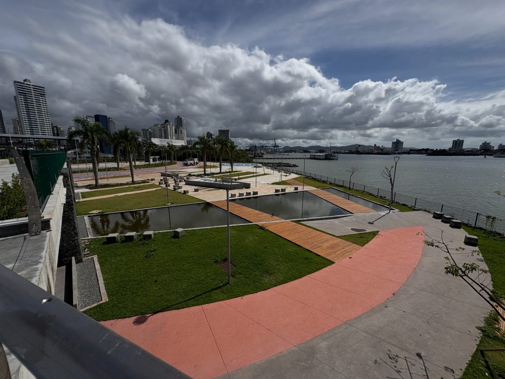 Parque tem mais de 12 mil metros quadrados e deve contar com quadra de padel, heliponto e mirante - Fotos: Divulgação/Prefeitura de Itajaí