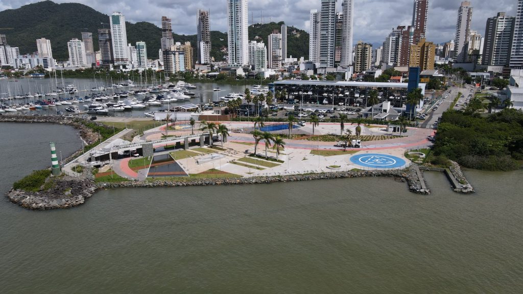 Parque tem mais de 12 mil metros quadrados e deve contar com quadra de padel, heliponto e mirante - Fotos: Divulgação/Prefeitura de Itajaí