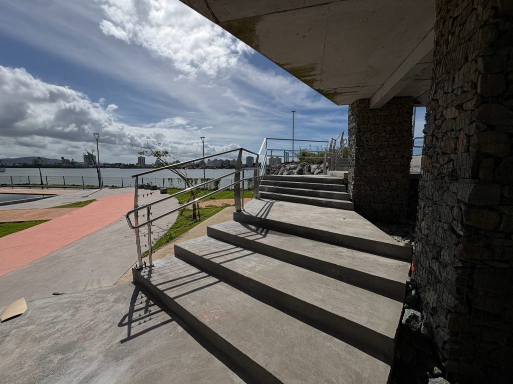 Parque tem mais de 12 mil metros quadrados e deve contar com quadra de padel, heliponto e mirante - Fotos: Divulgação/Prefeitura de Itajaí