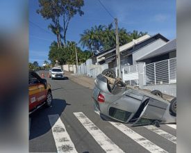 Acidente deixa carro totalmente capotado em meio a rua em Timbó