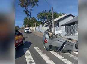Acidente deixa carro totalmente capotado em meio a rua em Timbó