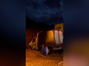 Caminhão pega fogo e fica totalmente destruído durante madrugada em Pomerode