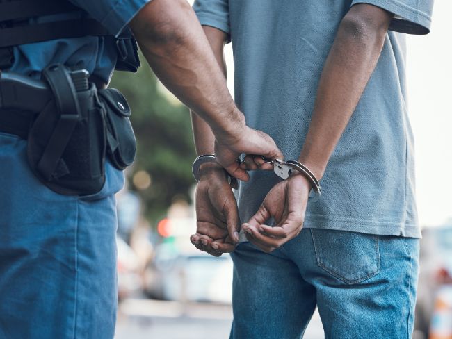 Homem é preso em flagrante após sequestrar a própria filha e ameaçar atropelar policiais em Brusque