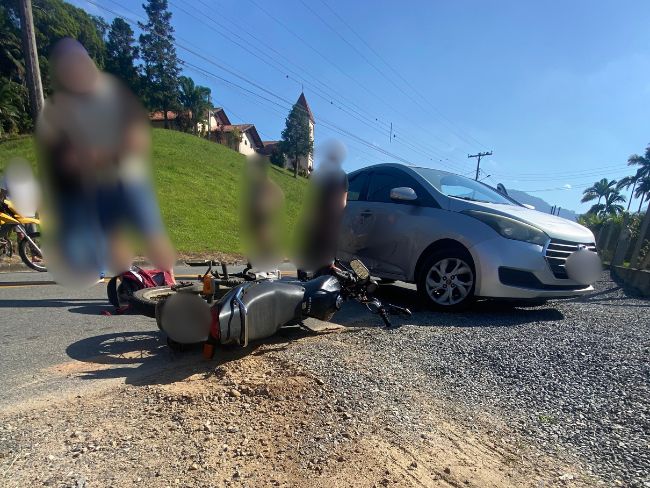 Motociclista bate em carro, fica ferida e é encaminhada ao hospital, em Pomerode